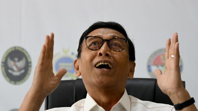 Menkopolhukam Wiranto menyarankan mahasiswa yang saat ini menggelar aksi di berbagai daerah agar menjalin dialog ketimbang turun ke jalan.