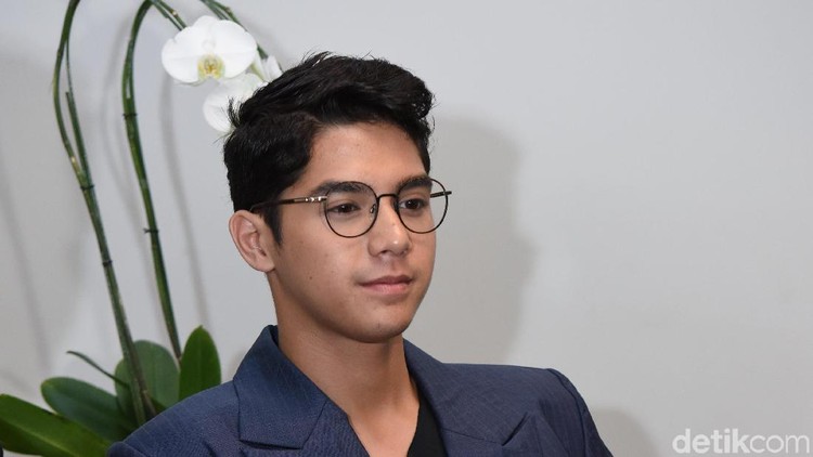 Maia Estianty kurang setuju jika Al Ghazali menikah muda. Ia pun berpesan agar anak sulungnya cari jodoh yang benar.