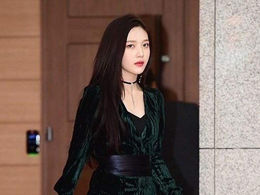2. Rok Pendek Joy Terlalu Seksi, 4 Busana Red Velvet ini Pernah Tuai Kontroversi.