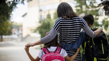 SEPERTI APA CERITA PARA EDITOR HAIBUNDA TENTANG HARI PERTAMA ANAK MASUK SEKOLAH?