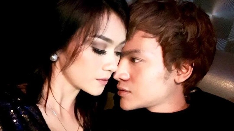 Potret Kemesraan Dara The Virgin dan Sang Pengusaha Muda Deretan foto kemesraan antara Dara The Virgin dengan pengusaha muda kaya raya, Tyo AB.