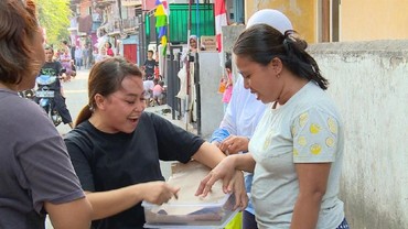 img-title Nina 'Mpok Alpa' Jadi Pencuci Motor dan Jualan Bakso Goreng