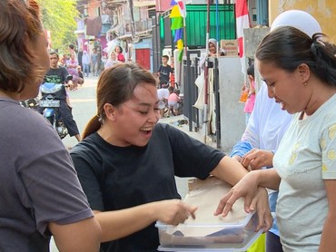 Nina 'Mpok Alpa' Jadi Pencuci Motor dan Jualan Bakso Goreng