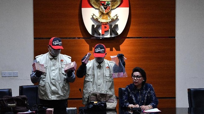 Sembilan orang jajaran Direksi Perum Perindo dan pihak swasta importir, diamankan oleh Komisi Pemberantasan Korupsi.