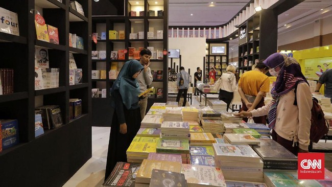Pemerintah membebaskan pajak pertambahan nilai (PPN) bahan baku kertas koran dan kertas majalah.