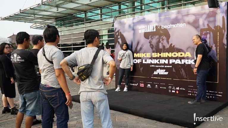 Suasana Jelang Konser Mike Shinoda Konser Mike Shinoda digelar di JIEXPO Kemayoran, Rabu (4/9) pukul 19.00.