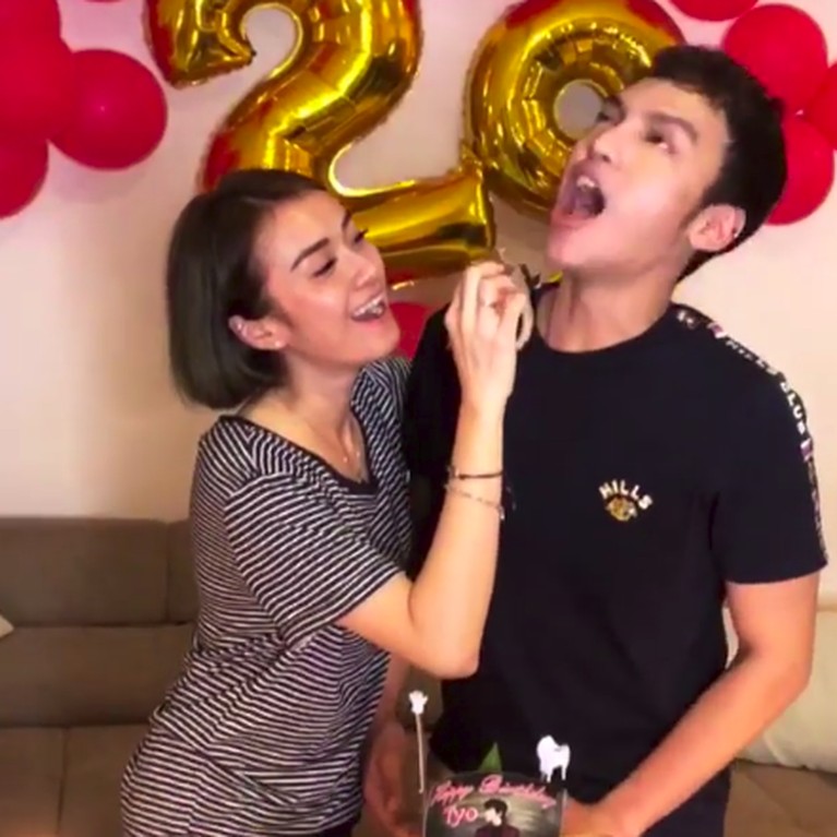 Deretan foto kemesraan antara Dara The Virgin dengan pengusaha muda kaya raya, Tyo AB.