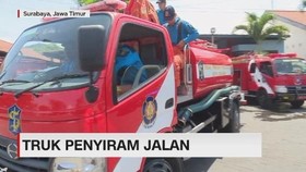 VIDEO: Musim Kemarau, Ada Truk Penyiram Jalan di Surabaya