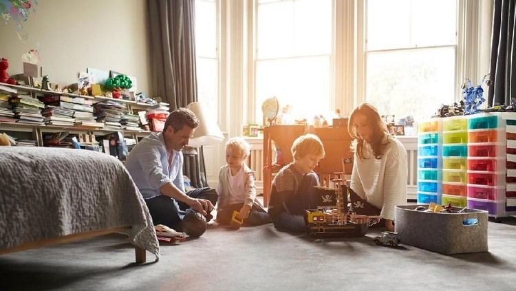 Peristiwa anak berebut mainan pasti sering dialami Bunda. Yuk, cek ucapan orang tua seperti apa yang bisa dikatakan kepada anak jika hal ini terjadi.