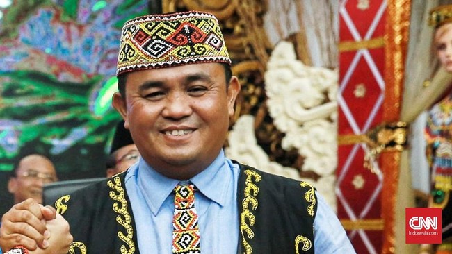 Bupati Bengkayang dua periode, Suryadman Gidot diciduk KPK bersama lima orang lain dalam operasi tangkap tangan di Kalimantan Barat, Selasa (3/9).