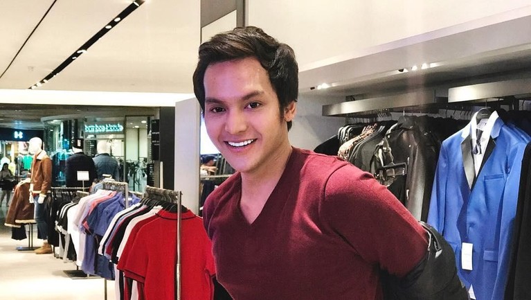 Pesona CEO Tampan Kekasih Dara The Virgin Lama tak terlihat di jagat musik Indonesia, Dara The Virgin kini memiliki seorang kekasih tampan yang juga seorang CEO.