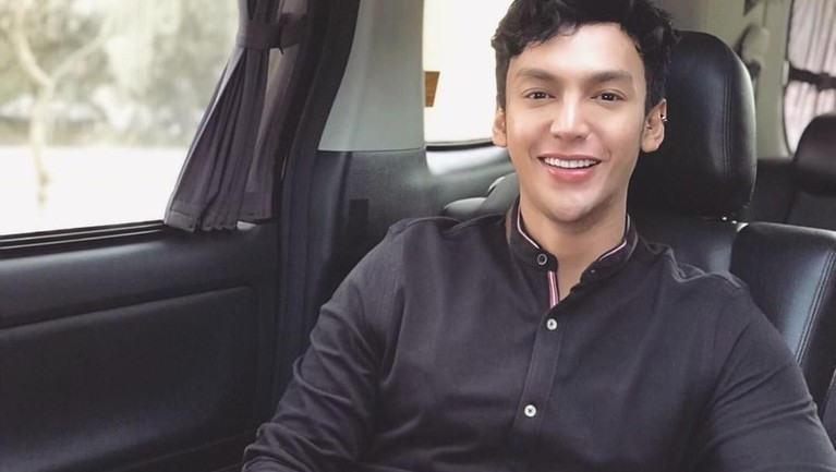 Pesona CEO Tampan Kekasih Dara The Virgin Lama tak terlihat di jagat musik Indonesia, Dara The Virgin kini memiliki seorang kekasih tampan yang juga seorang CEO.