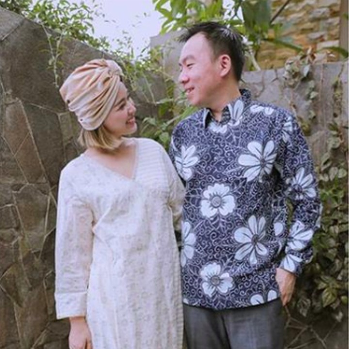 <div>Saling bertatapan mesra saat difoto, padahal menurut Vinda pada awalnya sang suami enggak mau lho foto begitu. Tapi akhirnya menuruti permintaan istri tercinta. <em>He-he-he</em>. (Foto: Instagram @windaviska)</div>