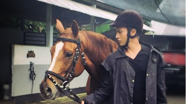 Lama tak terlihat di jagat musik Indonesia, Dara The Virgin kini memiliki seorang kekasih tampan yang juga seorang CEO. 