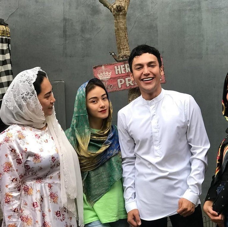 Deretan foto kemesraan antara Dara The Virgin dengan pengusaha muda kaya raya, Tyo AB.