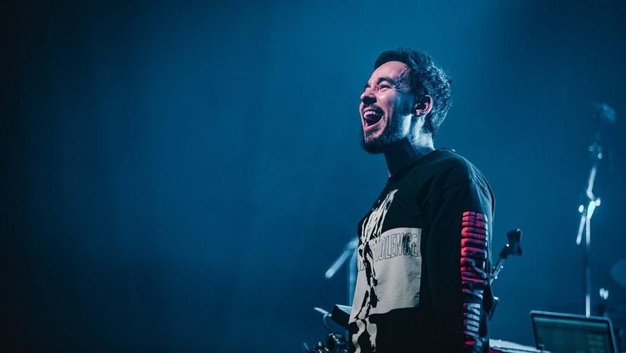 Tiba di Bandara Soekarno Hatta, Mike Shinoda: Hello Jakarta Mike Shinoda telah tiba di Jakarta untuk menyelenggarakan konser Post Traumatic hari ini, Rabu (4/9).