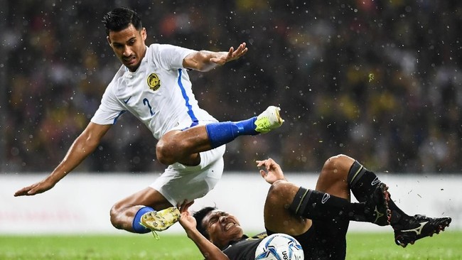 Pemain bertahan Malaysia Matthew Davies akan melawan tekanan dari suporter tuan rumah Indonesia dalam pertandingan Grup G Kualifikasi Piala Dunia 2022 di SUGBK.