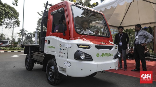 Para pengembang melucuti mesin diesel 650 cc dan diganti dengan menggunakan motor listrik yang menggerakkan kedua roda belakang.