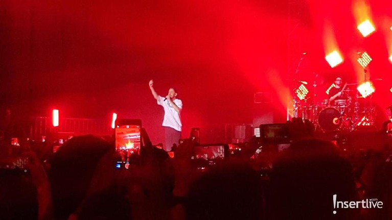 Mike Shinoda melangsungkan konser di Jakarta, indonesia. intip aksinya berikut ini.