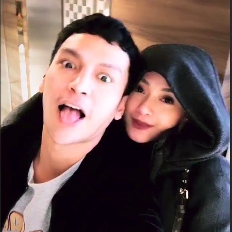 Potret Kemesraan Dara The Virgin dan Sang Pengusaha Muda Deretan foto kemesraan antara Dara The Virgin dengan pengusaha muda kaya raya, Tyo AB.