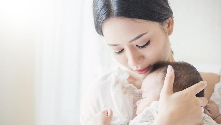 Setiap payudara sebaiknya dikosongkan agar tidak menimbulkan penyakit. Sebelum berganti payudara, ingat waktu idealnya ya, Bunda.