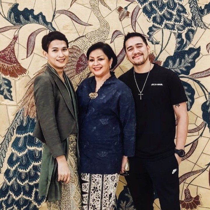 <p>Melihat kebersamaan keluarga ini bikin hati adem ya, Bun? (Foto: Instagram/ @lawalata13)</p>