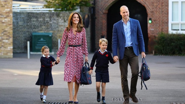 Putri Charlotte tampak ceria namun sedikit gugup di hari pertama sekolahnya di Thomas's Battersea.