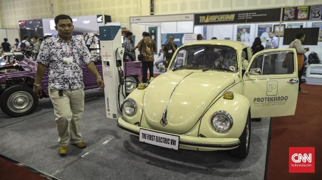 Kodok Gaek Menolak Tua, 'Jantung' Lama Ditukar Listrik Seseorang mengubah VW Kodok menjadi mobil listrik, ini jadi bukti mobil gaek juga bisa ikutan era baru kendaraan bermotor listrik yang telah dibuka Jokowi.