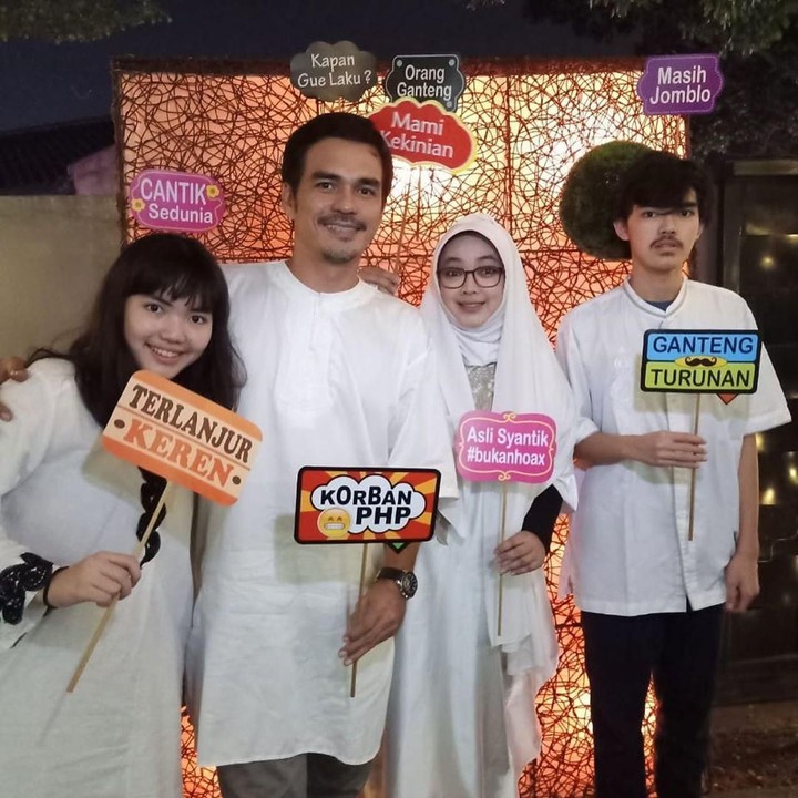 <p>Bahagia selalu dan makin harmonis ya, keluarga Bunda Rina dan Ayah Teddy. (Foto: @rinagunawan28)</p>