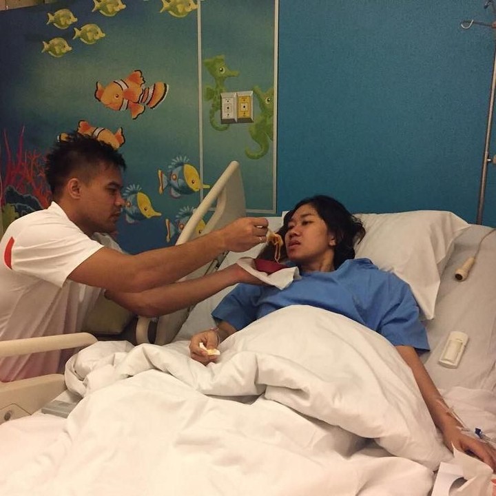 <p>Meski sibuk latihan dan bertanding, baik bersama timnas maupun klub, Andritany masih punya waktu berduaan bareng istri. Bahkan saat Citra terbaring sakit, dia tetap mendampingi dan menyuapi. <em>So sweet</em>! (Foto: Instagram @andritany)</p>