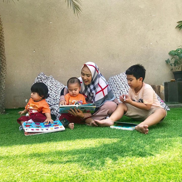 <p>Nah, ini kalau mereka lagi main sama kakak Sulthan Mahmoed Qusyairi. Seru! (Foto: Instagram @apriljasmine85)</p>