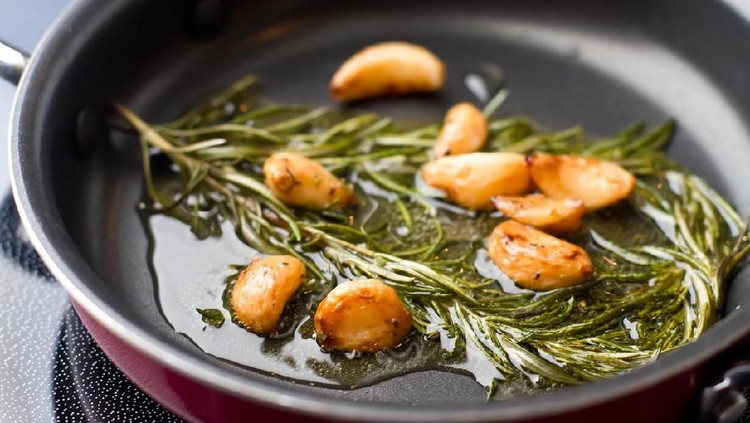 Beberapa orang menyebut memasak pakai peranti dengan lapisan anti-lengket teflon berbahaya untuk kesehatan. Benar enggak ya?
