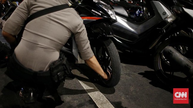Pgs GM PT AP I Bandara Ngurah Rai mengatakan tarif tertinggi parkir motor yang bertahun-tahun di sana mencapai Rp74 juta.