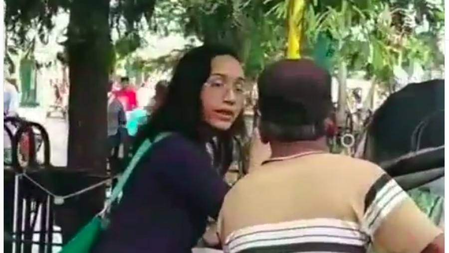 Foto GKR Bendara naik becak mendapatkan pujian dari segenap warganet. 