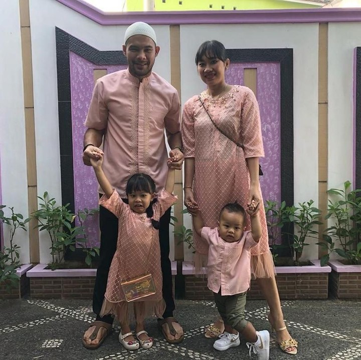 <p>Rumah tangga kiper andalan Persija Jakarta ini semakin lengkap dengan kehadiran dua buah hati, Binar Jiwa Ardhiyasa dan Benjamin Semesta Ardhiyasa. (Foto: Instagram @andritany)</p>
