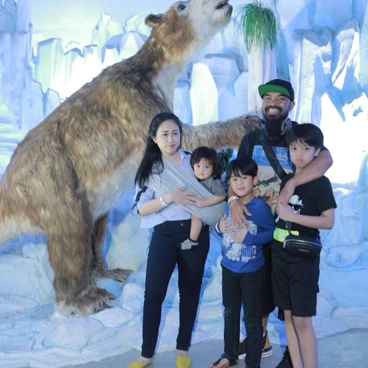 <span style="font-family: proximanova; font-size: 18.6667px;">Dari pernikahannya, mereka sudah dikaruniai tiga orang anak. (Foto: Instagram @julia_peppy)</span>
