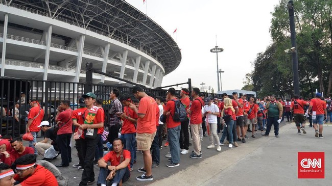 Terjadi kericuhan antara aparat kepolisian dengan sejumlah pendukung Timnas Indonesia. Namun, belum diketahui jelas penyebab kerusuhan ini.