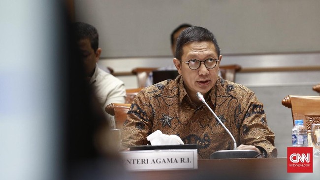 Menteri Agama Lukman Hakim Saifuddin mengatakan kewajiban bersertifikat halal juga diwajibkan bagi produk impor yang beredar di Indonesia.