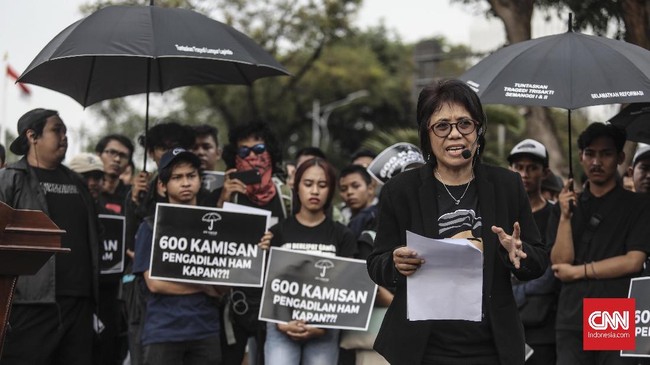 Suciwati menyerahkan sejumlah bukti baru terkait pembunuhan Munir sekaligus menanyakan perkembangan pengusutan kasus mendiang suaminya di Kejaksaan Agung.