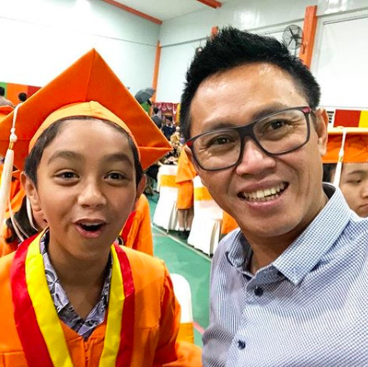 <p>Ayah Eko menghadiri wisuda sekolah si bungsu, Cavannaro. Katanya sih sekarang sudah pakai seragam celana panjang. (Foto: Instagram @ekopatriosuper)</p>