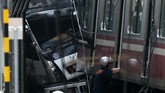 FOTO: Tabrakan Maut Kereta dan Truk di Jepang Sebuah kereta dan truk pengangkut buah bertabrakan di Yokohama, Jepang. Sebanyak satu orang meninggal dan puluhan luka-luka.