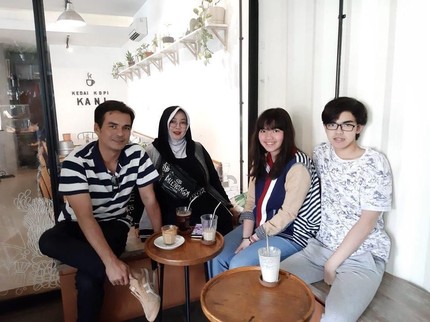Cara Bijak Teddy Syach Hibur Anak agar Tak Terus Sedih Ditinggal Rina Gunawan