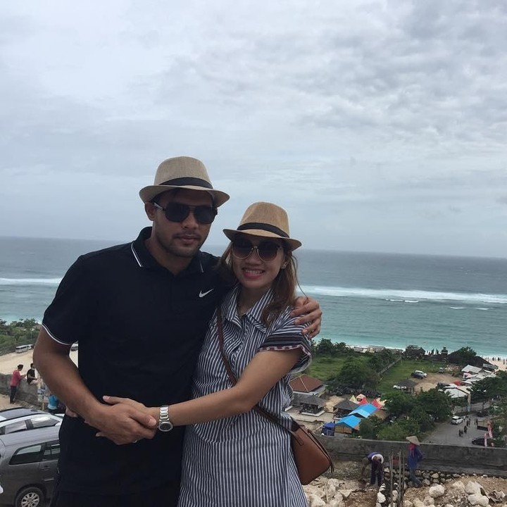 <p>Terlihat gagah saat beraksi di bawah mistar, bukan berarti Andritany tak pandai mengurai kata romantis. "<em>Selamat ulang tahun istri Ku, panjang umur, sehat selalu, menjadi istri yang terbaik untuk keluarga. Dan kita bisa membangun keluarga yang utuh sampai akhir hayat,</em>" tulisnya, pada 22 Januari 2017. (Foto: Instagram @andritany)</p>