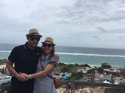7 Potret Romantis Kapten Timnas Indonesia, Andritany dan Istri
