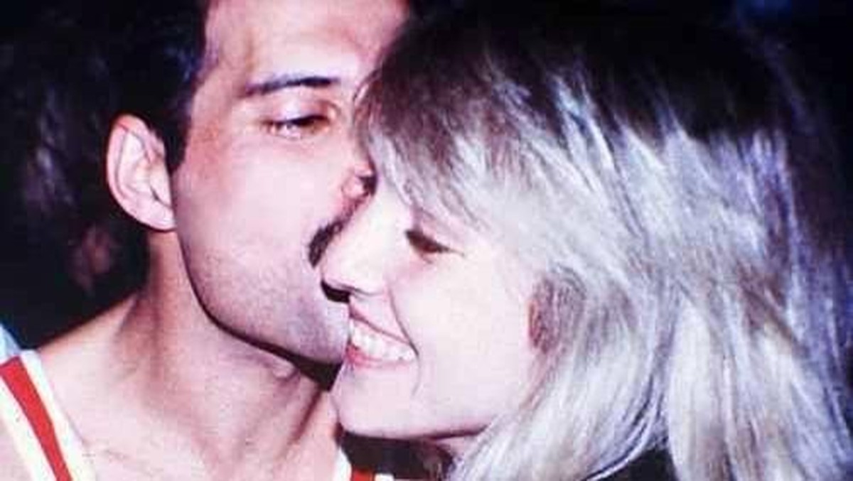 Musisi ternama Freddie Mercury selalu lekat dengan sosok perempuan cantik Marry Austin&period; Marry dikenal sebagai sosok yang berhasil merebut hati sang legenda&period;