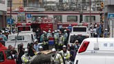 FOTO: Tabrakan Maut Kereta dan Truk di Jepang Sebuah kereta dan truk pengangkut buah bertabrakan di Yokohama, Jepang. Sebanyak satu orang meninggal dan puluhan luka-luka.