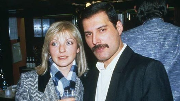 Musisi ternama Freddie Mercury selalu lekat dengan sosok perempuan cantik Marry Austin. Marry dikenal sebagai sosok yang berhasil merebut hati sang legenda.