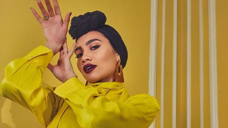 Bunda, sudah tahu artis berhijab asal Malaysia, Yuna? Gaya hijab turban setia menemani penampilan sehari-hari adik ipar Bunga Citra Lestari tersebut.