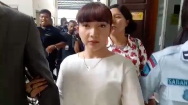 img-title Tanpa Baju Tahanan, Roro Fitria Tampil Trendi di Pengadilan Negeri