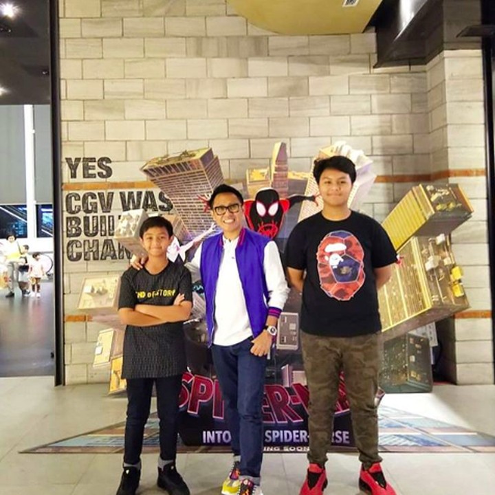 <p>Malam Mingguan bareng kedua putranya, Syawal dan Cannavaro. Kalau kata Ayah Eko sih momong bocah nih, Bun. (Foto: Instagram @ekopatriosuper)</p>